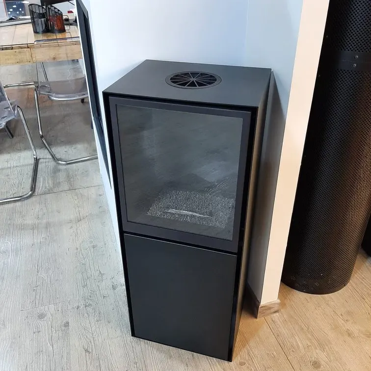 Poêle Bio-Éthanol Scandi: Chauffage Écologique et Design Scandinave - 3500 Watts, Finition Noir Mat, Télécommande et Bûches en Céramique - 2 Ans de Garantie – Image 3